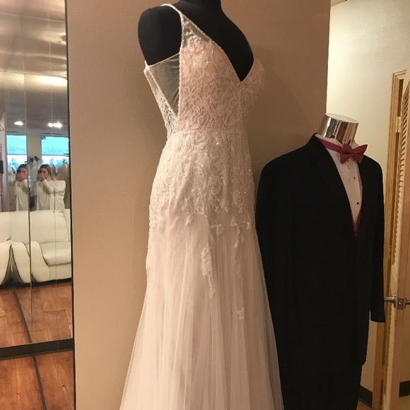 Wedding Gown - Never been worn - Picture 5 of 11